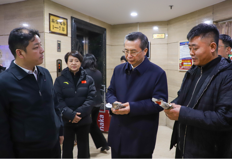 省人大常委会党组书记、副主任王永康亲临“哈尔滨市名优食品宣传展示周”远海展位，现场指导工作
